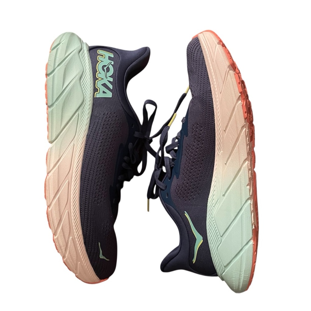Hoka Sneakers Arahi 7  in Navy and Mint with Coral Soles